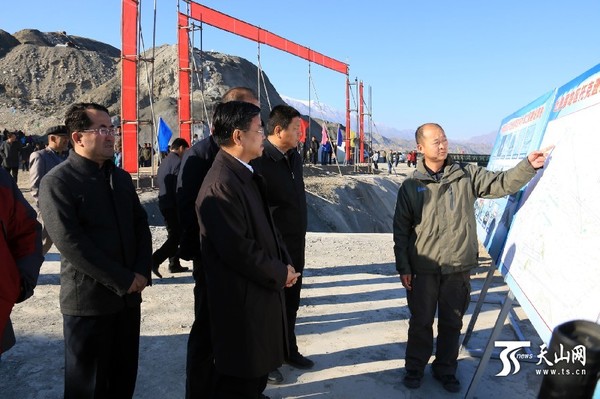 参加仪式领导实地查看水库建设情况。