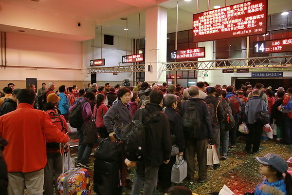 11月11日乘坐Y152次列车的乘客等候检票。苏志刚 摄影