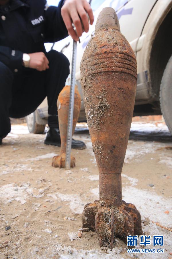 11月12日,黑龙江省齐齐哈尔市泰来县公安局汤池派出所的民警在测量侵华日军遗留炮弹。新华社发(郝劲飞 摄)