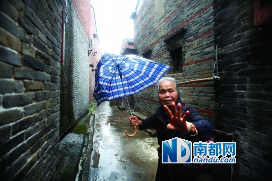 92岁的梁婆婆告诉记者：“这条巷，现在只有四个老人还在住。”