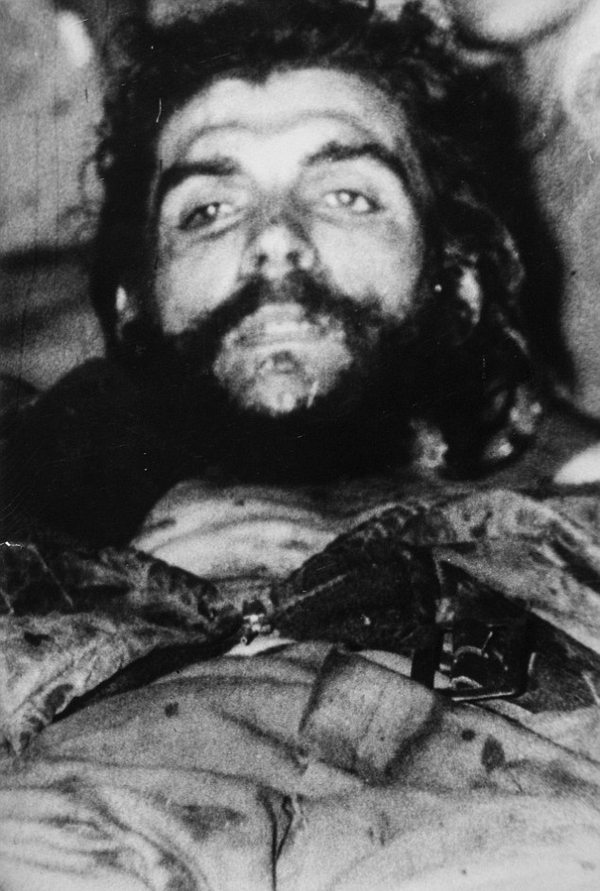 　　据《每日邮报》11月14日报道，近日曝光了一组切·格瓦拉的遗体照片，这是他在1967年遭玻利维亚军队杀害47年后首次公布的照片。