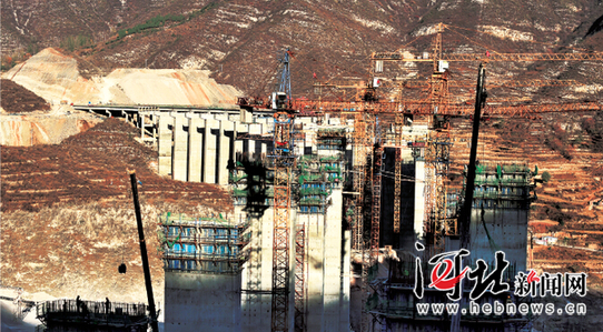 位于井陉县的南要子特大桥架设工地。