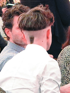 　　罗伯特（小图）担任最佳导演奖的颁奖嘉宾，但其脑后的一小撮头发真是大煞风景。