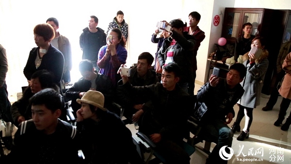 从各地赶来为他们送上祝福的人们