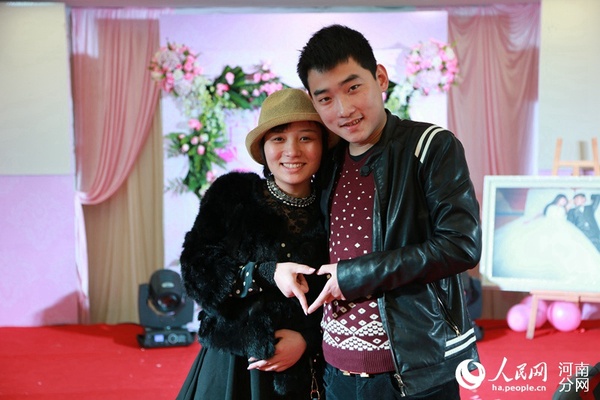 郑州癌症女孩冯莹和老公赶来为会香送祝福