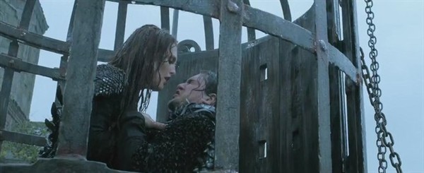 影片讲述年轻人沃德与驱魔人史布克共同对抗邪恶女巫师麦凯琳(朱丽安