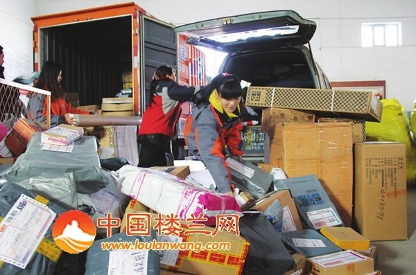 快递公司工作人员将分类的包裹装上车