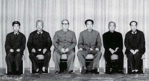 粉碎“四人帮”后,华国锋、叶剑英、李先念、汪东兴等合影(资料图)
