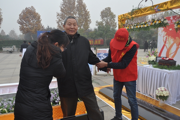 一名中老年人从棺材里起身后,倍有感悟