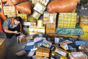 近日，快递代签成为网购之后的焦点 ■ 都市时报记者 张玉杰