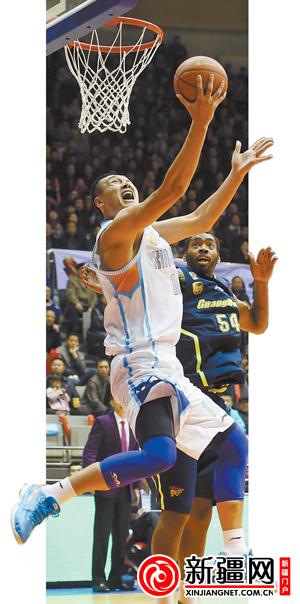 11月23日,新疆天山农商银行队球员苏伟(白)突破上篮。