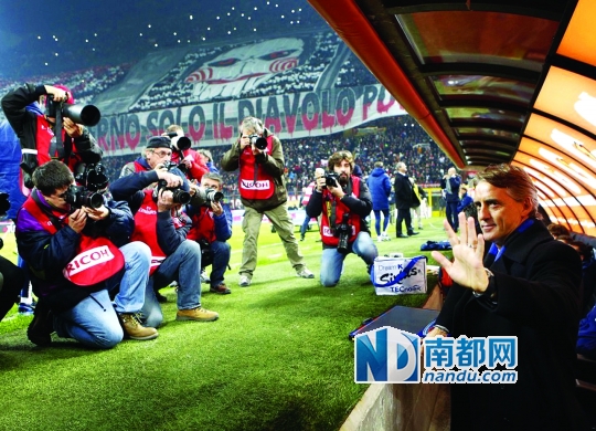 曼奇尼重返国米首场比赛,极受注目。C FP图片