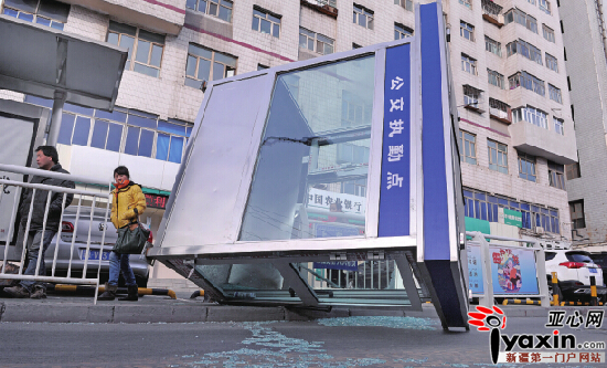 在东风路上, 大风将一座公交执勤岗亭掀翻。 亚心网记者 张万德 摄