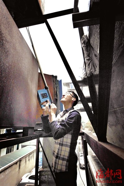 海都记者爬上高台,用仪器测得小叫天油烟超标