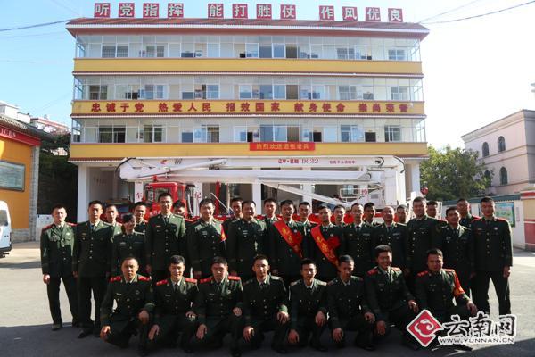 戎装褪去心留念 云南普洱思茅消防隆重欢送退