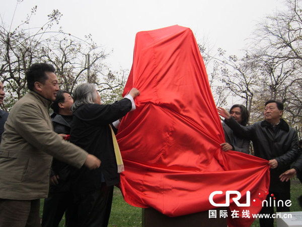爱国人士黄建华捐赠达利雕塑作品首次入驻中国
