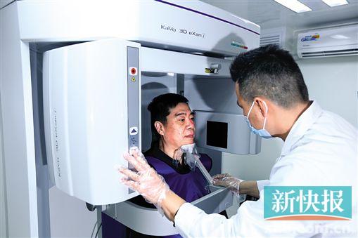 ■“阿光”蘇志丹在進行口腔CT檢查,以實現對種植位點神經管、結構等的快速評估。