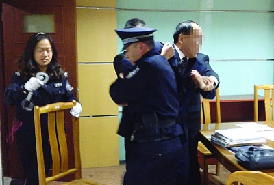 老赖看到手铐,大喊"我还钱"