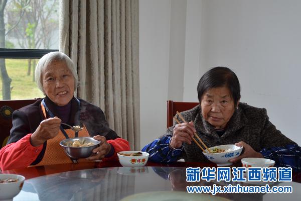 正在享受免费午餐的老人
