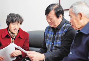 11月24日,呼格吉勒图的父母李三仁、尚爱云夫妇到新华社内蒙古分社与新华社记者汤计(中)讨论案情。连振 摄