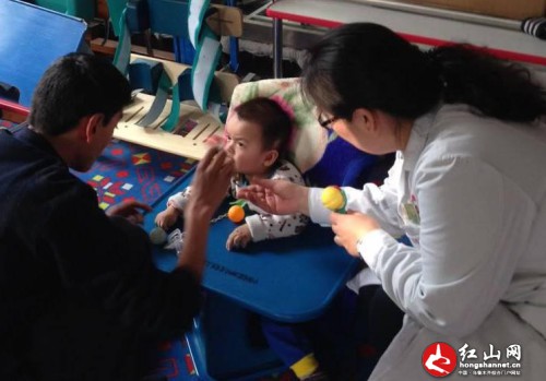 医护人员给脑瘫患儿分发孩子们自选的物品，希望带给孩子们多一些关爱、多一些帮助。