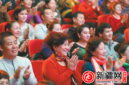 典礼现场,观众被台上的演出逗乐。