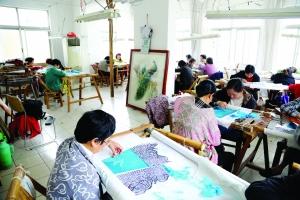 30多位绣娘赶工时的场景 卢福英供图