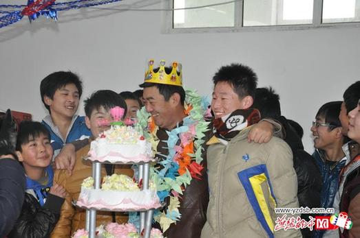 2012年12月,孩子们为申学东过生日