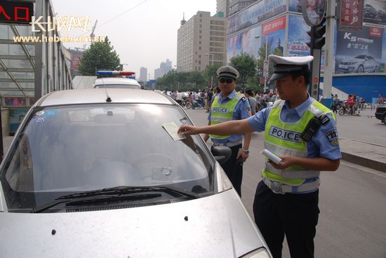 行人 非机动车驾驶人交通违法将登记个人信息 资料图高清图片