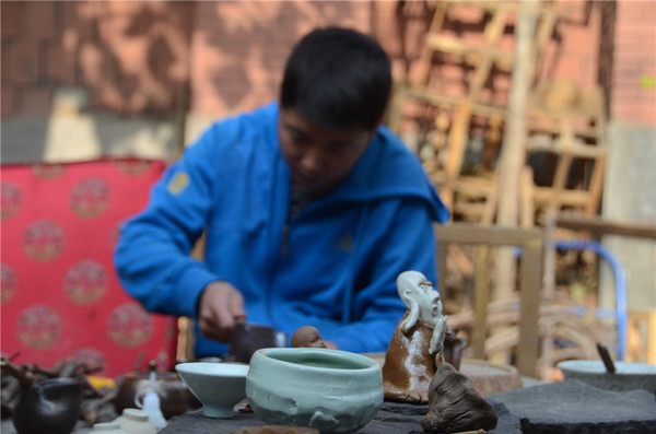 午后的院落，认真工作的人，桌上随处摆放着已经完成和还未完成的作品。