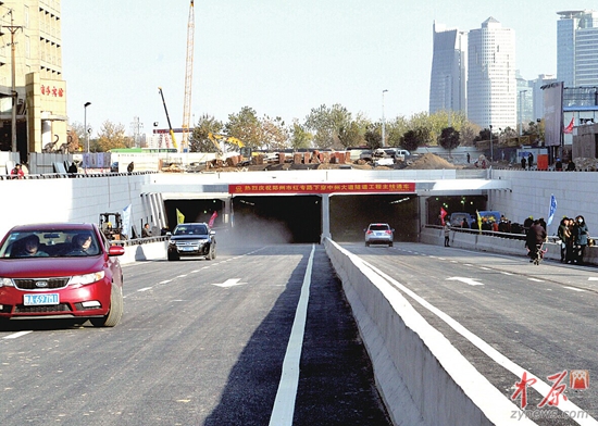 　　红专路下穿隧道昨日试通车