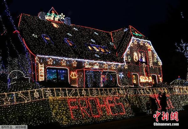 德国老人45万个灯泡装扮房子迎圣诞 宛若童话