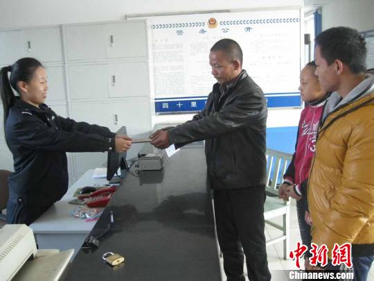 父母患精神疾病 两兄妹黑户十余载成绩优引关