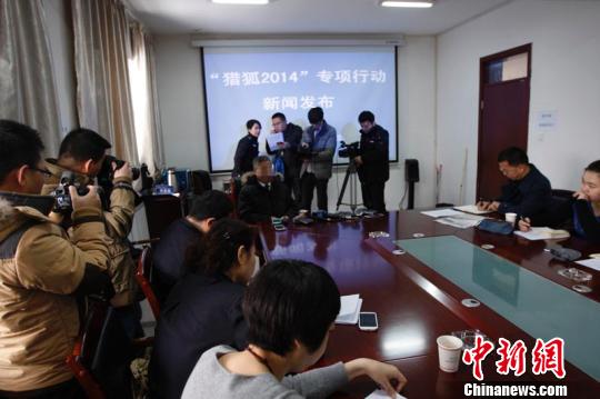 “猎狐2014”行动中经新疆公安机关劝返后李某接受媒体采访。 王小军 摄