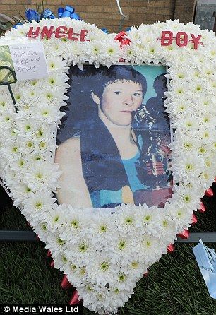 　　安德鲁的照片被洁白的菊花围绕着。