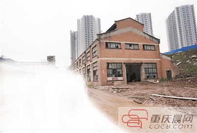 这栋红砖建筑就是重庆电机厂仅存的一栋厂房,它曾经是电机厂的车间。重庆晨报记者 李斌 摄