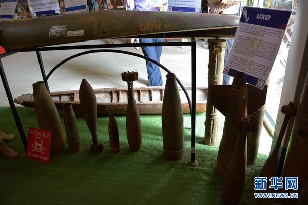 老挝医疗康复中心COPE展览馆展出的炸弹壳。新华网 荣忠霞 摄