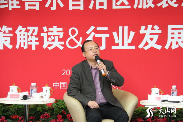 梁勇和服装销售商现场对话,解答自治区发展纺织服装产业相关政策
