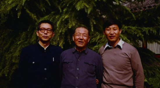 　　习仲勋与习正宁、习近平合影。