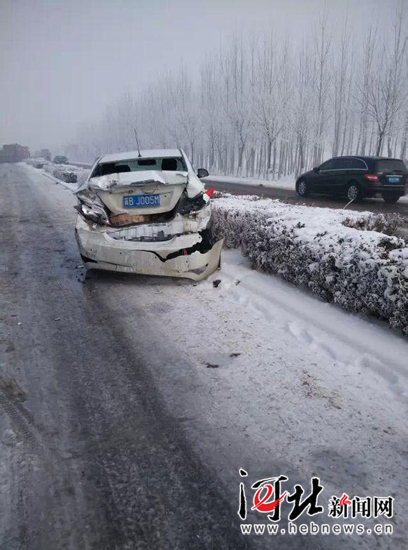 网友“无言有眼1”在百度贴吧发布的事故现场图片。