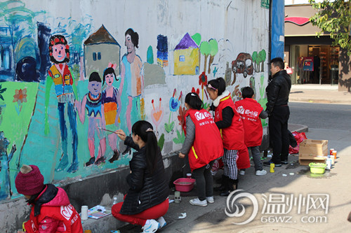 温州志愿者街头墙绘文明故事 助力创建文明城市