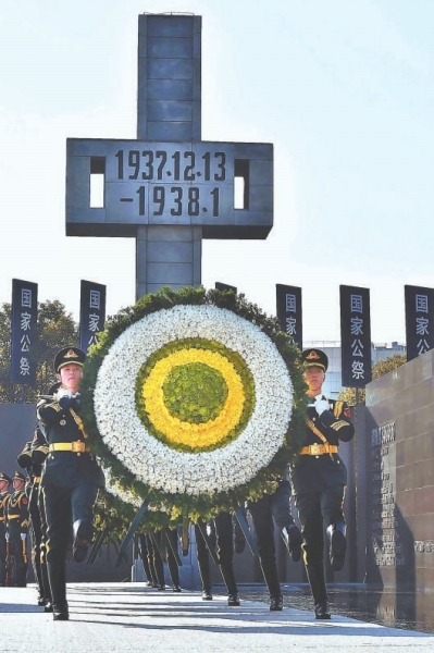 13日,礼兵在南京大屠杀国家公祭仪式上敬献花圈.