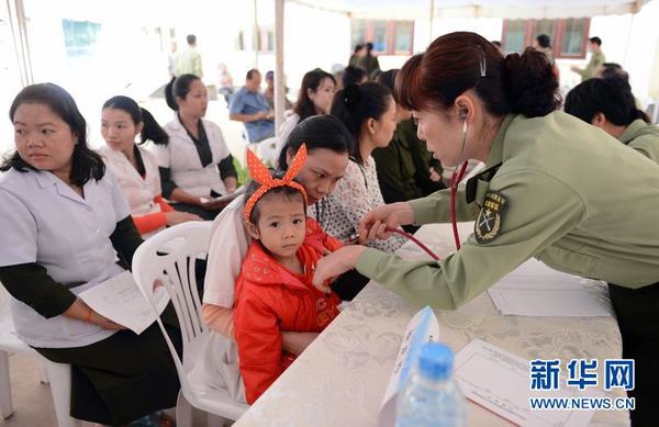 中国人民解放军医疗专家为老挝民众义诊【组图