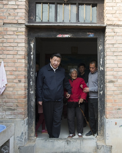 2014年3月17日,习近平来到他在第二批群众路线教育实践活动中的联系点—河南省兰考县,看望东坝头乡张庄村85岁老人张景枝。