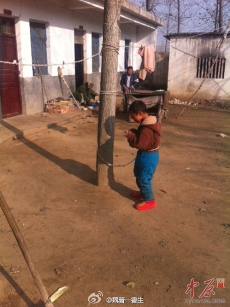 一名儿童被拴在树上