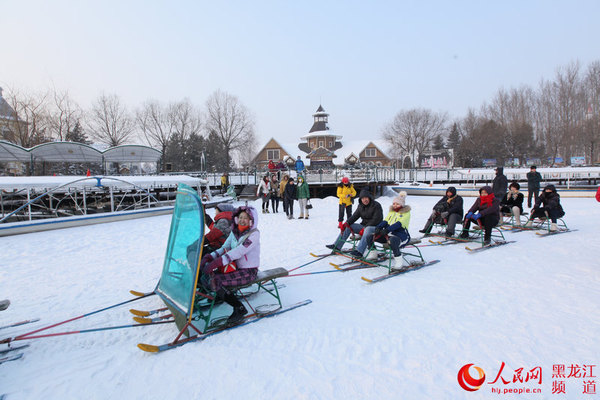 冰雪项目对外开放当日伏尔加庄园迎来大量游客。