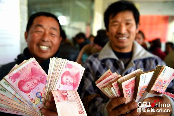 安徽亳州400多万元拖欠工资款发放农民工(高清