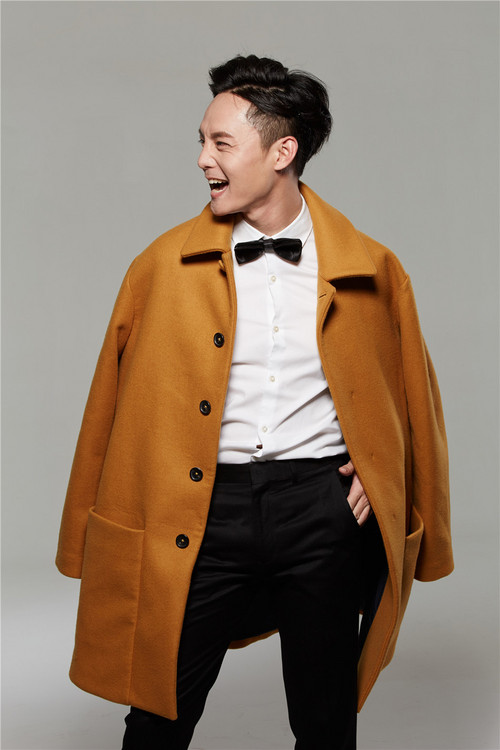尹正冬日毛呢大衣写真曝光 酷帅有型令人赞|有