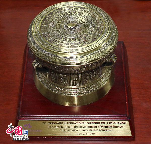 越南旅游总局表彰大会上颁发给广西明港国际船务有限公司的奖杯