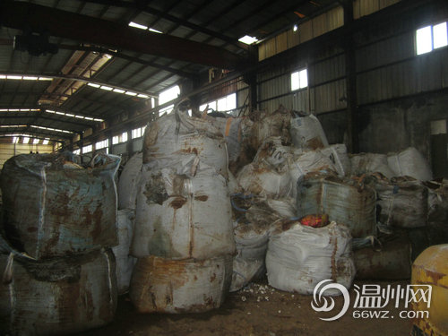 为赚差价温州一环保公司向瓯江倾倒万吨危险废